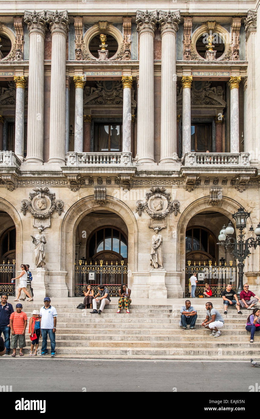 Persone rilassante sulle scale del parigino opera, Opéra Garnier, Parigi, Ile de france, Francia Foto Stock