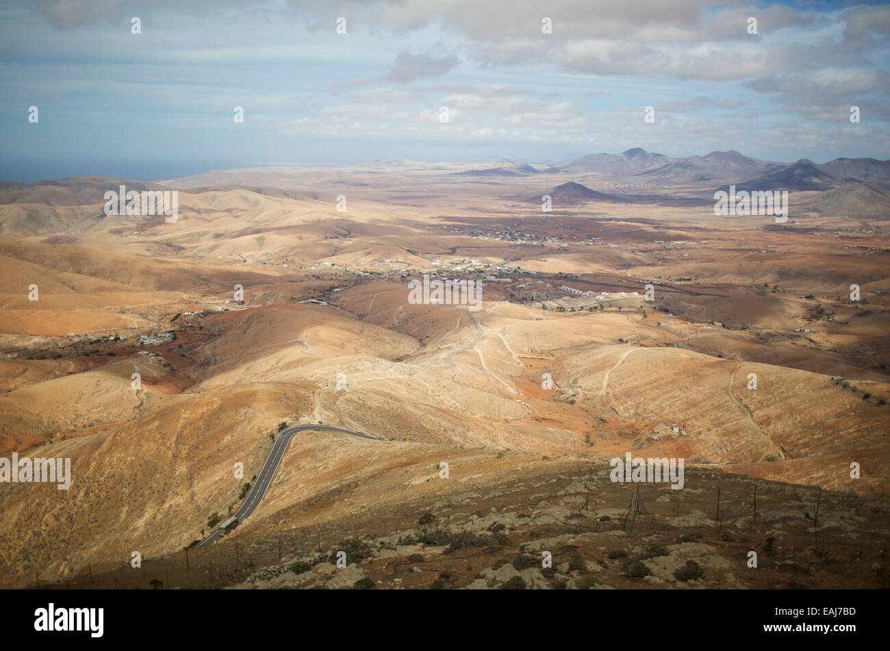 Panorama dell'isola vulcanica di Fuerteventura vulcani, villaggi, strade, oceano. Grande portata. Foto Stock