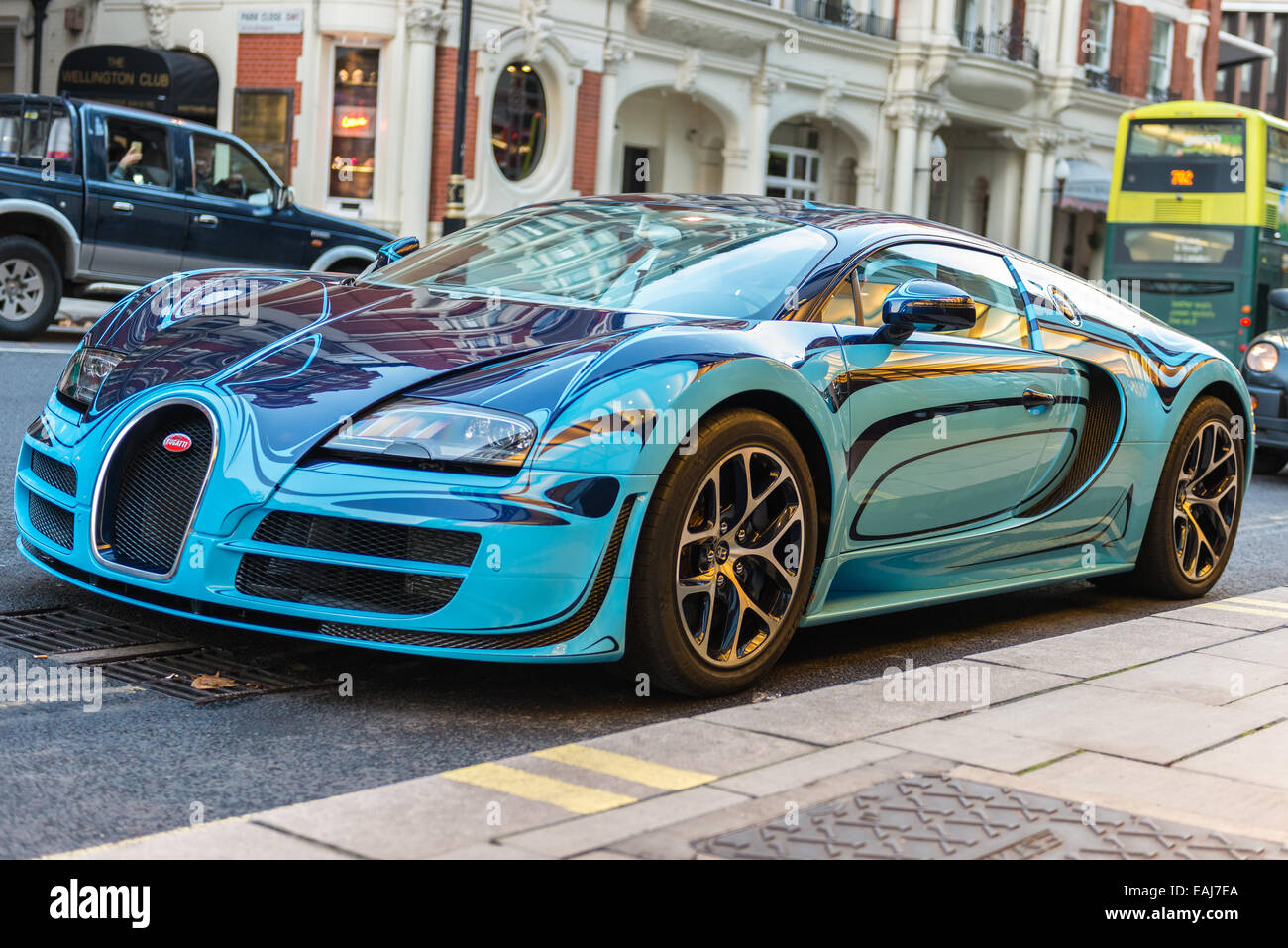 Bugatti Veyron parcheggiato sulla strada a Knightsbridge, Londra Foto Stock