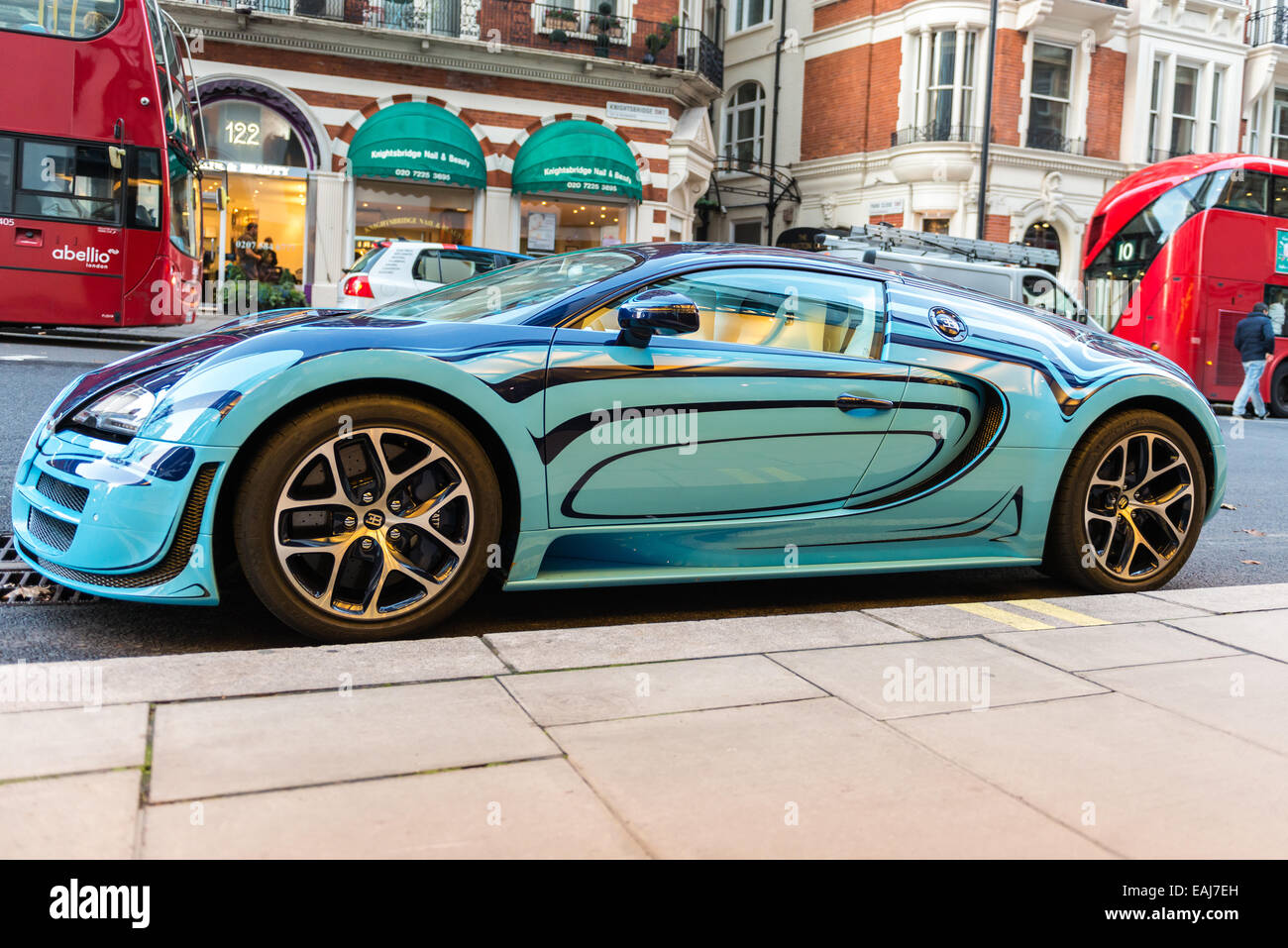 Bugatti Veyron parcheggiato sulla strada a Knightsbridge, Londra Foto Stock