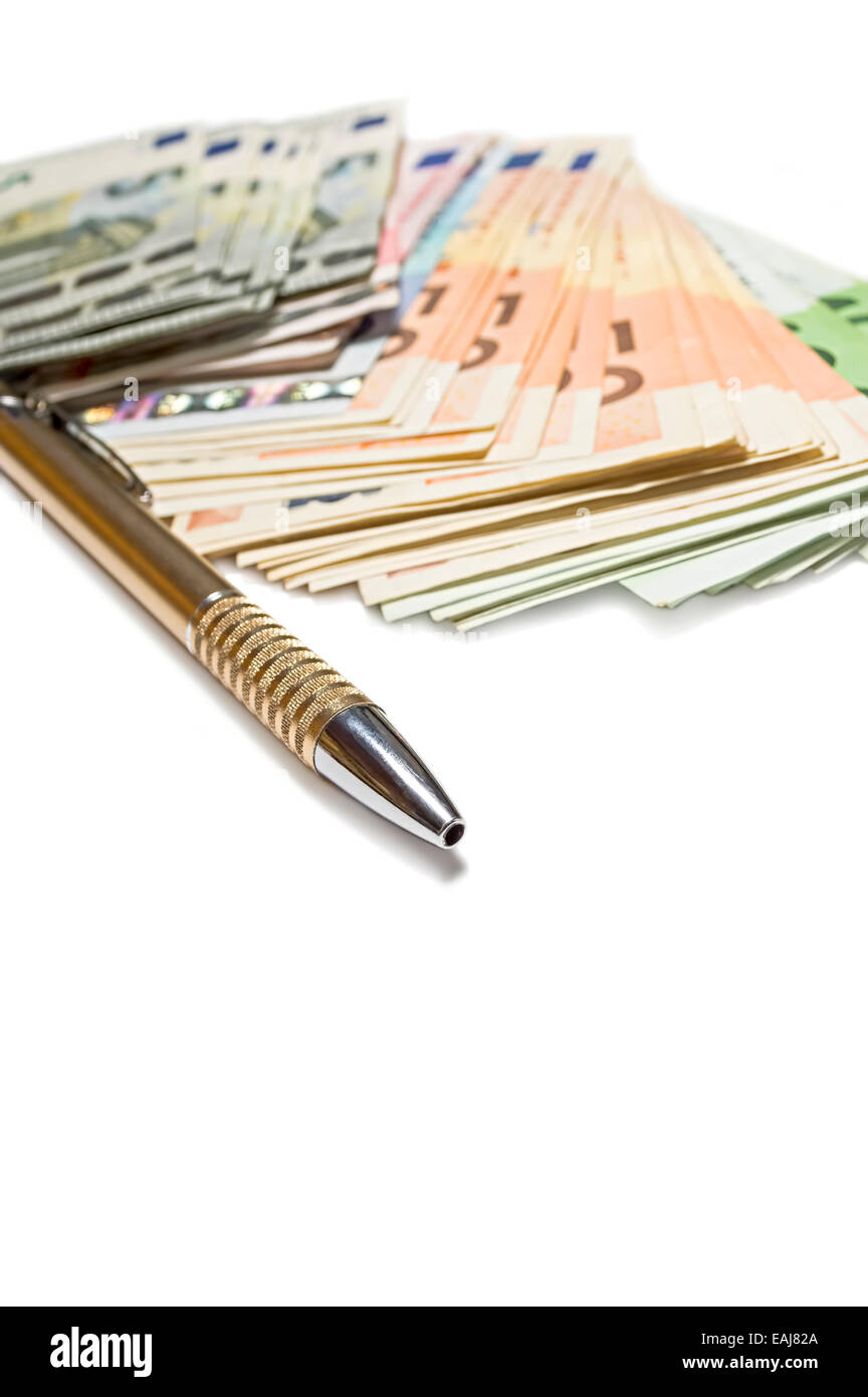 Penna con banconote in euro isolati su sfondo bianco. Profondità di campo. Foto Stock