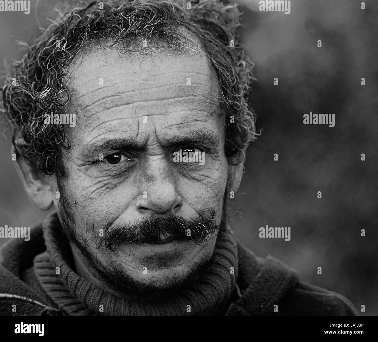 Ritratto di un barbuto senzatetto.volto emozioni Foto Stock