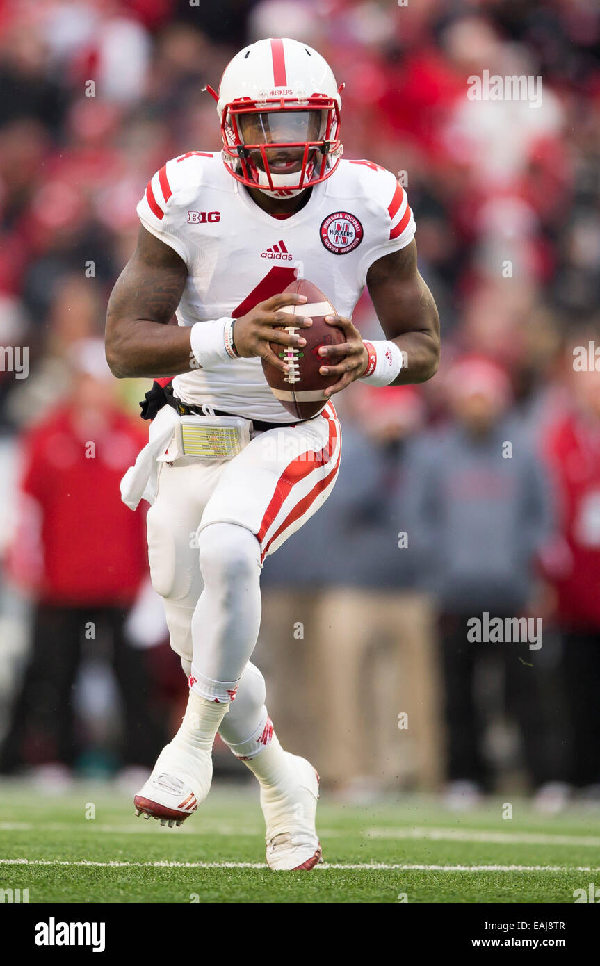 15 novembre 2014: Nebraska Cornhuskers quarterback Tommy Armstrong Jr. #4 rotoli per il suo diritto alla ricerca di un ricevitore durante il NCAA Football gioco tra il Nebraska Cornhuskers e Wisconsin Badgers a Camp Randall Stadium di Madison, WI. Wisconsin sconfitto Nebraska 59-24. John Fisher/CSM Foto Stock