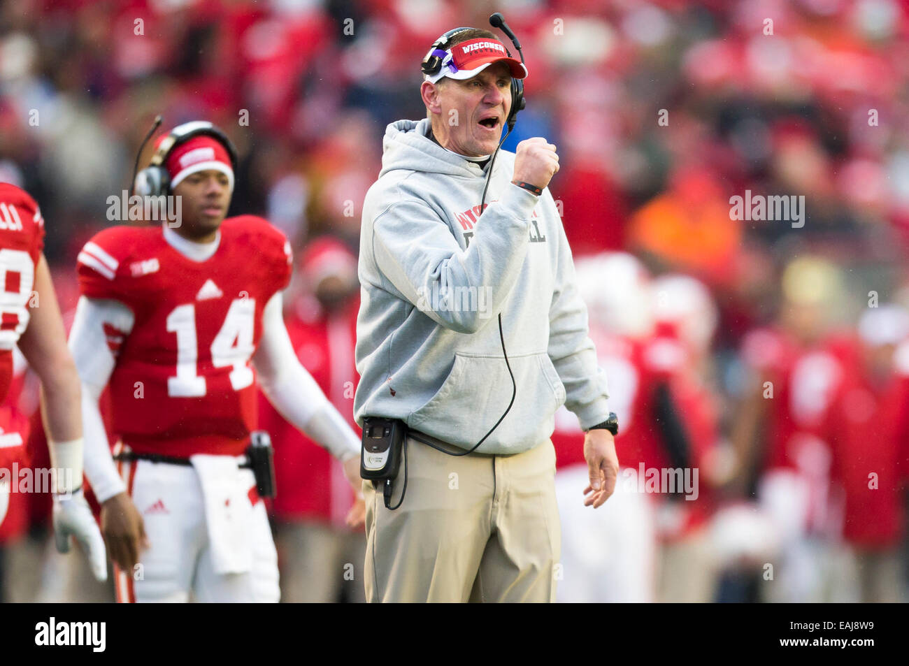 15 novembre 2014: Wisconsin head coach Gary pompe Andersen il pugno come Badgers segnare un touchdown nel secondo trimestre del NCAA Football gioco tra il Nebraska Cornhuskers e Wisconsin Badgers a Camp Randall Stadium di Madison, WI. Wisconsin sconfitto Nebraska 59-24. John Fisher/CSM Foto Stock