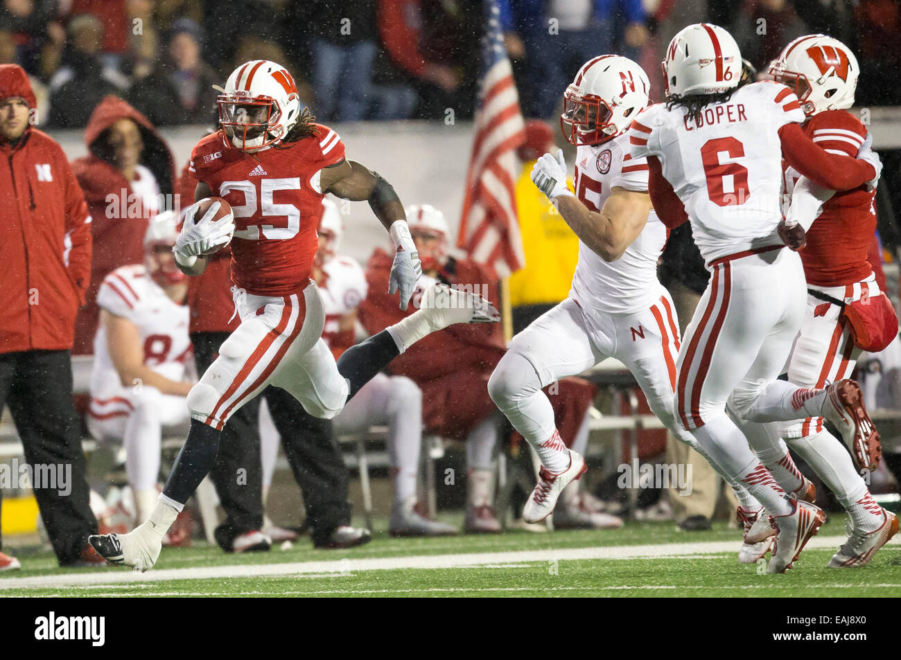 15 novembre 2014: Wisconsin Badgers running back Melvin Gordon #25 corre il calcio verso il basso il Nebraska margini nel terzo trimestre del NCAA Football gioco tra il Nebraska Cornhuskers e Wisconsin Badgers a Camp Randall Stadium di Madison, WI. Wisconsin sconfitto Nebraska 59-24. John Fisher/CSM Foto Stock