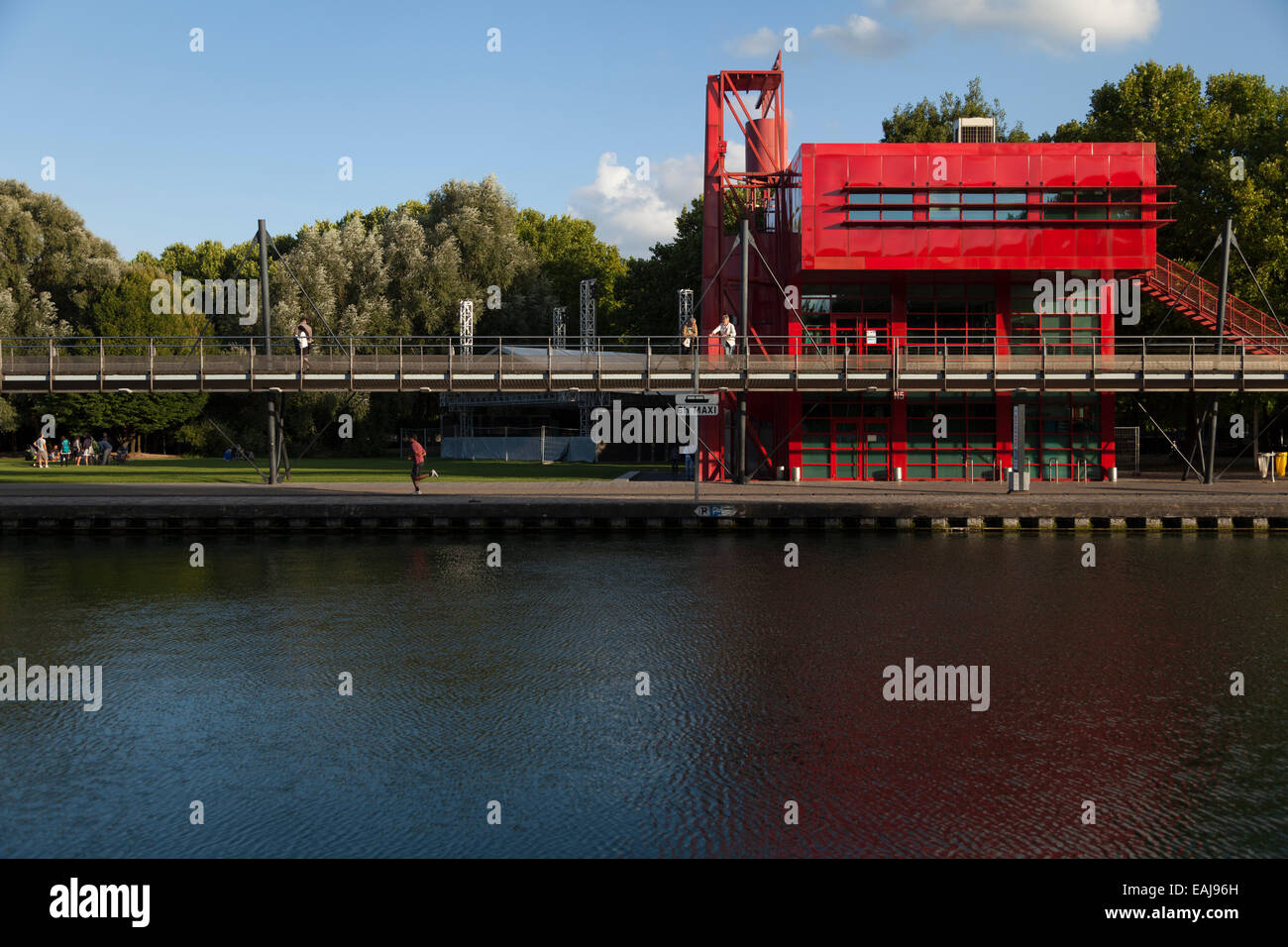 Un Bernard Tschumi (architetto) edificio dal Canal de l'Ourcq, Parc de la Villette, Parigi, Francia Foto Stock