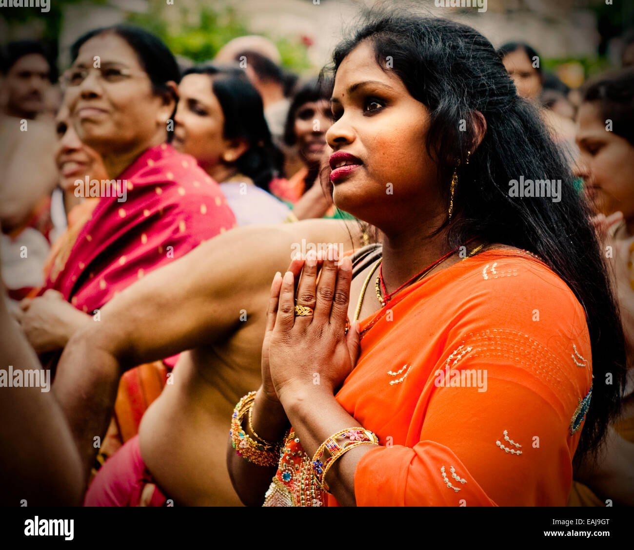 Una donna di Hindi attende il suo cibo per essere benedetta al Festival del carro Foto Stock