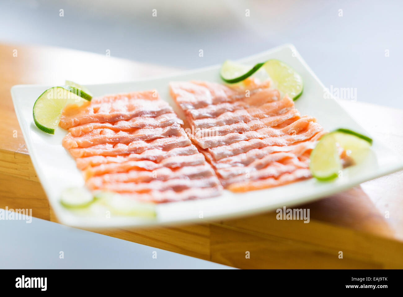 Salmone affumicato piatto sulla piastra con calce Foto Stock