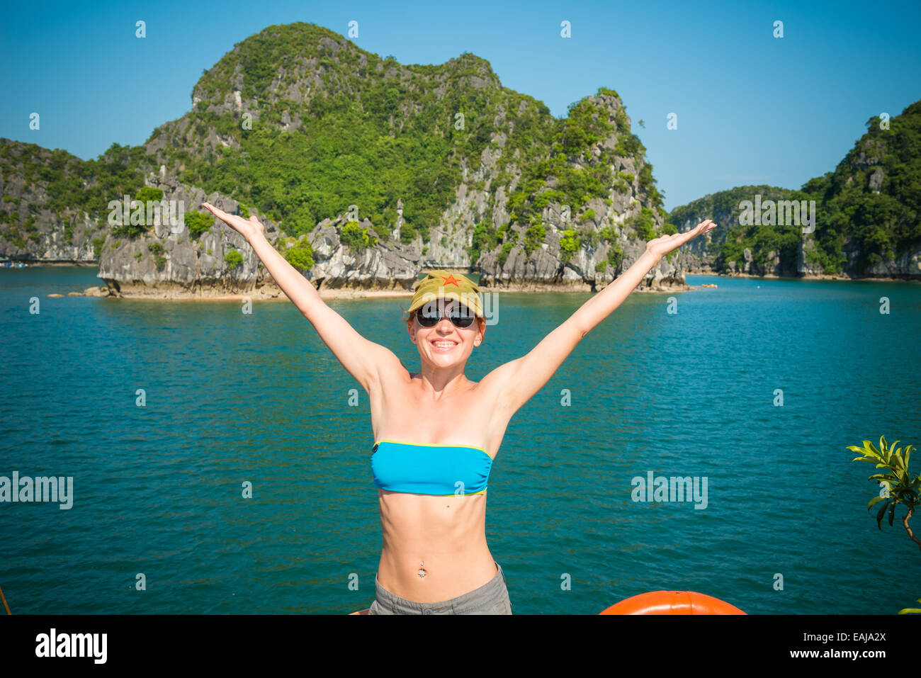 Tourist godendo il paesaggio con le montagne calcaree. La Baia di Ha Long, Vietnam Foto Stock