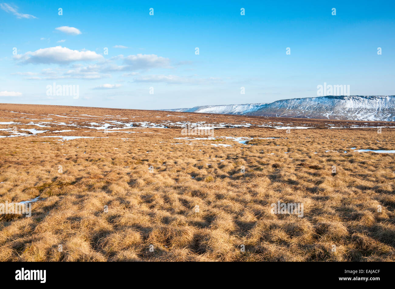 Big Blue sky su un paesaggio di brughiera con il tardo inverno Neve e colorato moorland graminacee. Foto Stock