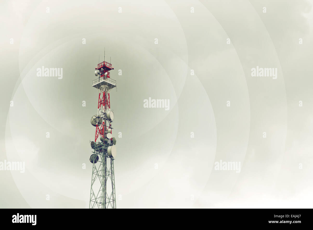 Rosso e bianco torre di comunicazione con antenna GSM trasmettitori. Foto Stock