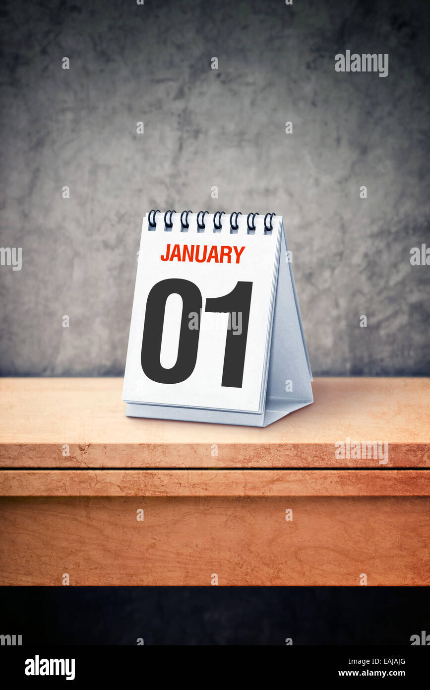 Il 1° gennaio sul calendario scrivania in ufficio tavolo. Felice Anno Nuovo. Foto Stock