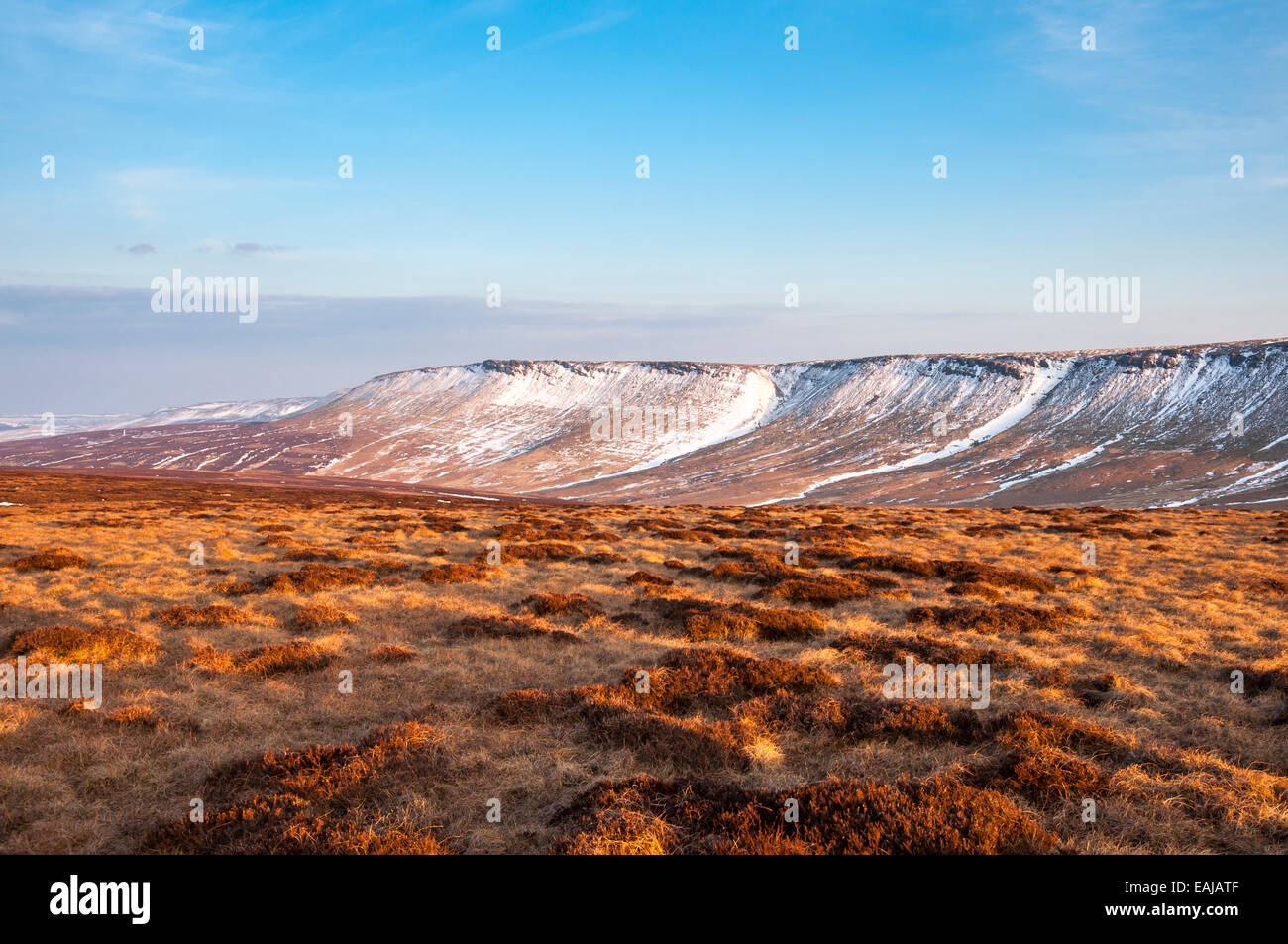 Wide open moorland nelle vicinanze del The Pennine Way sopra Glossop nel Derbyshire. Resti di fine della neve sul bordo settentrionale di Kinder Scout. Foto Stock