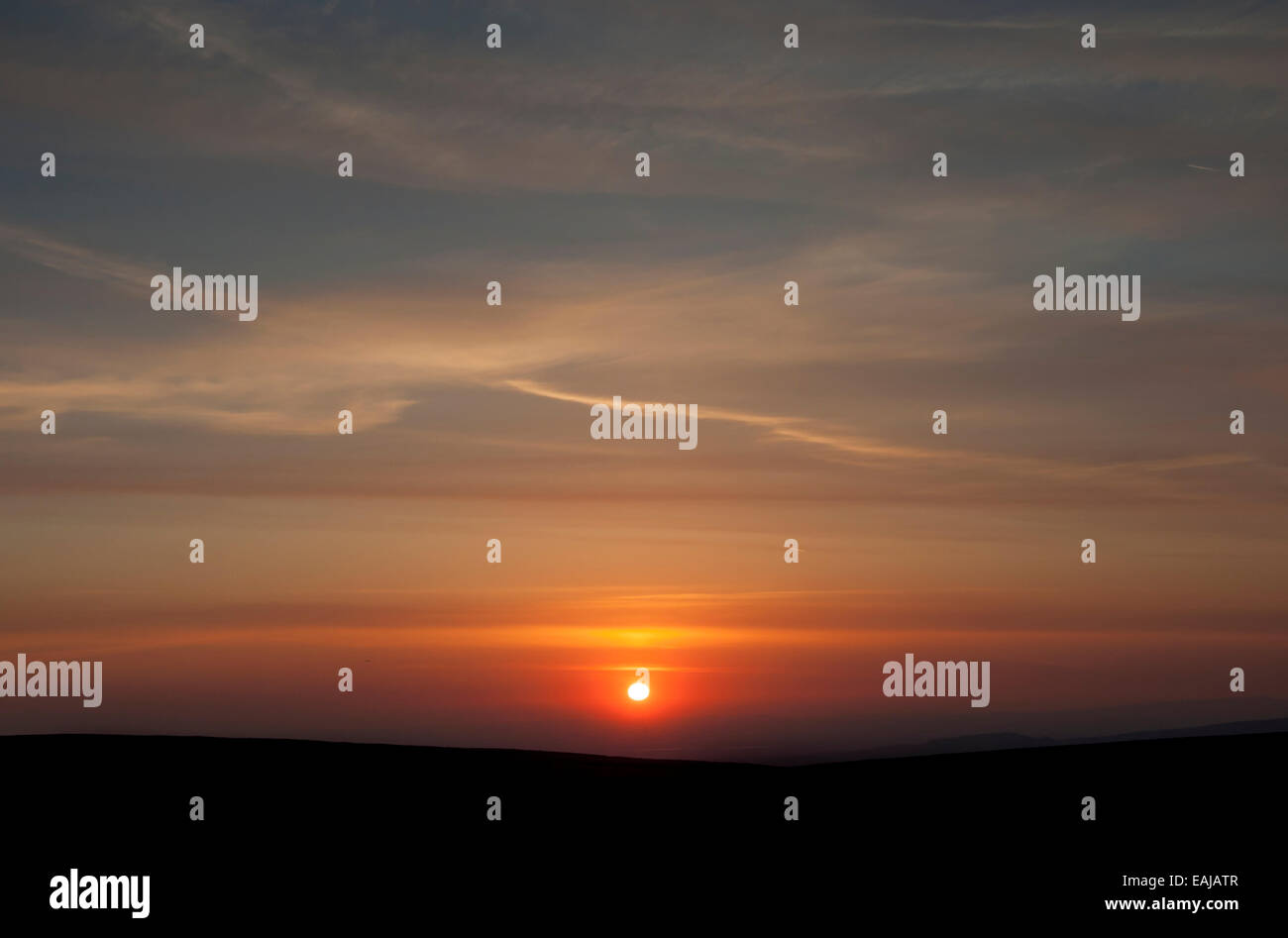 Bel tramonto su mori sopra Glossop, Derbyshire, con colore in alto nuvole. Foto Stock