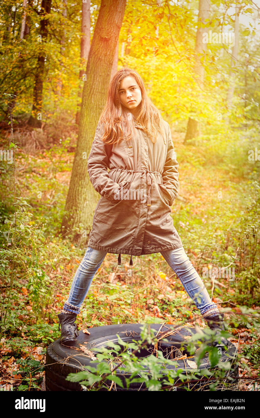 Ritratto di una bella ragazza adolescente in una foresta di autunno Foto Stock