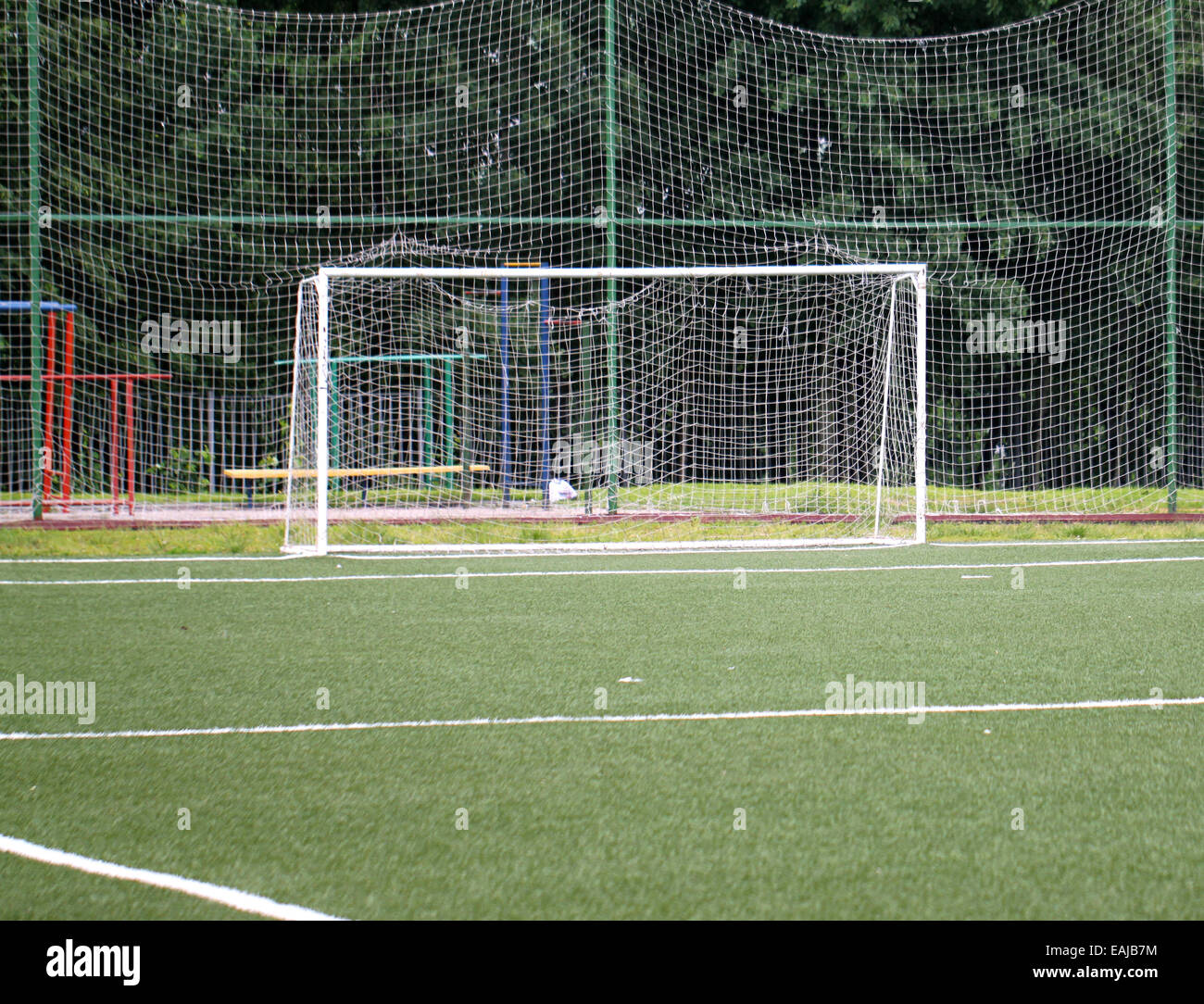 Obiettivo di calcio su un campo verde su uno sfondo di alberi Foto Stock