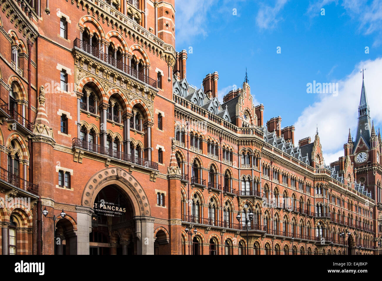 St.Pancras stazione ferroviaria & hotel facciata - Londra Foto Stock