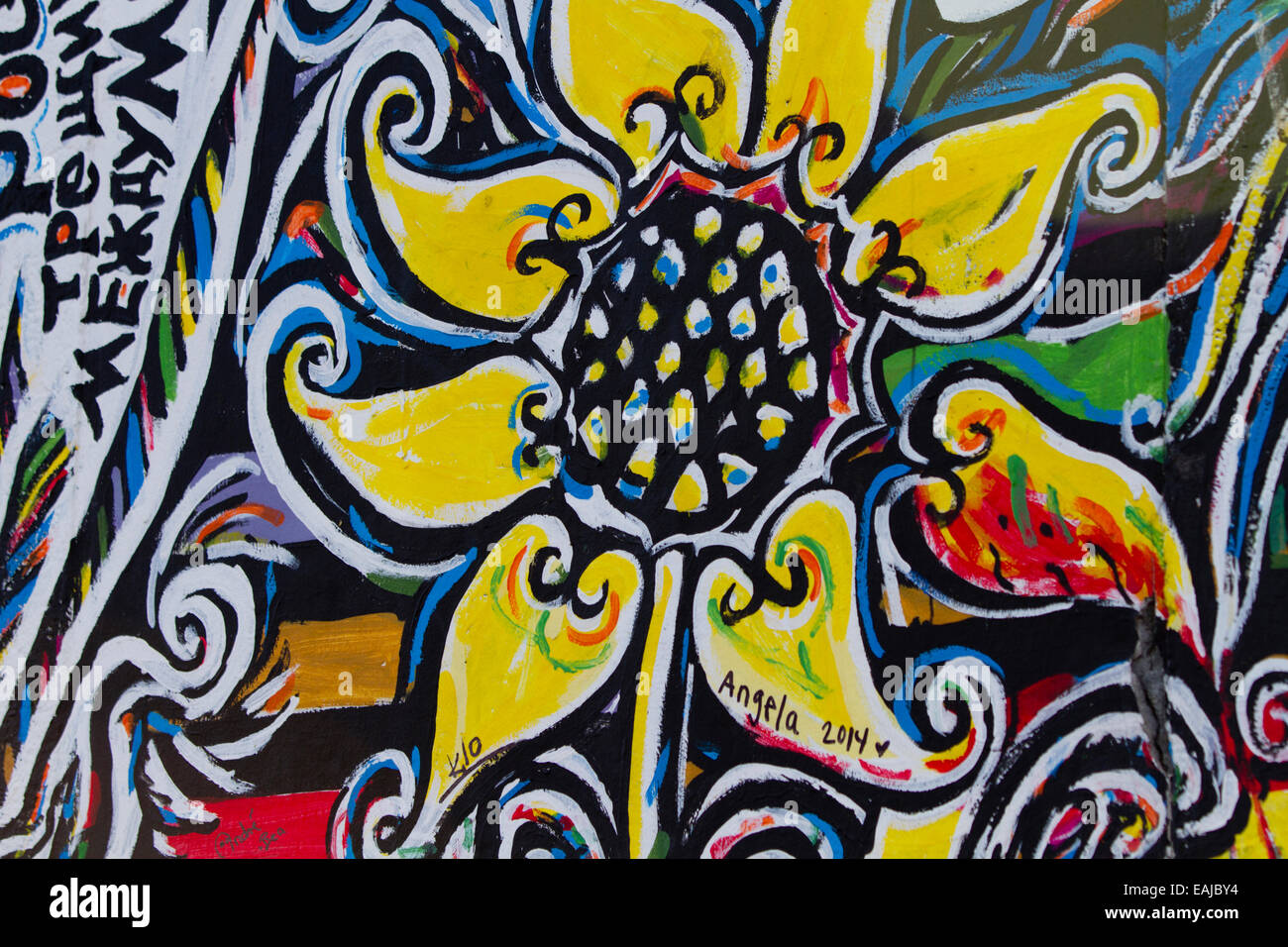 Graffiti motivi floreali colorati di arte di Berlino Foto Stock