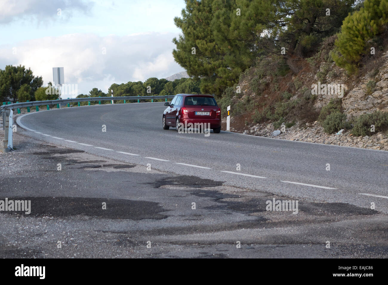 Auto Skoda alla guida di una tortuosa strada curva in montagne di Ronda, Spagna meridionale. Foto Stock