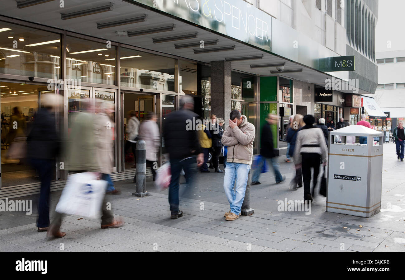 Negozi e negozi che offrono sconti e percento di sconto per attirare i clienti nella corsa al Natale, Southport, Merseyside, Regno Unito. Foto Stock