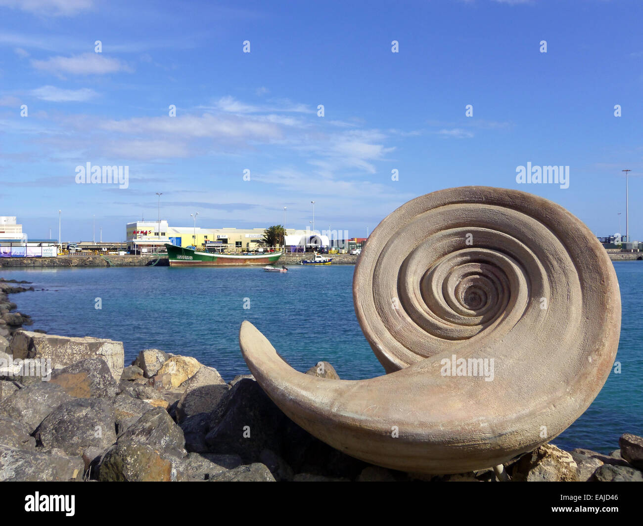 Puetro del Rosario (Porto del Rosario) Harbour Isole Canarie Spagna La Caracola scultura sul lungomare Foto Stock