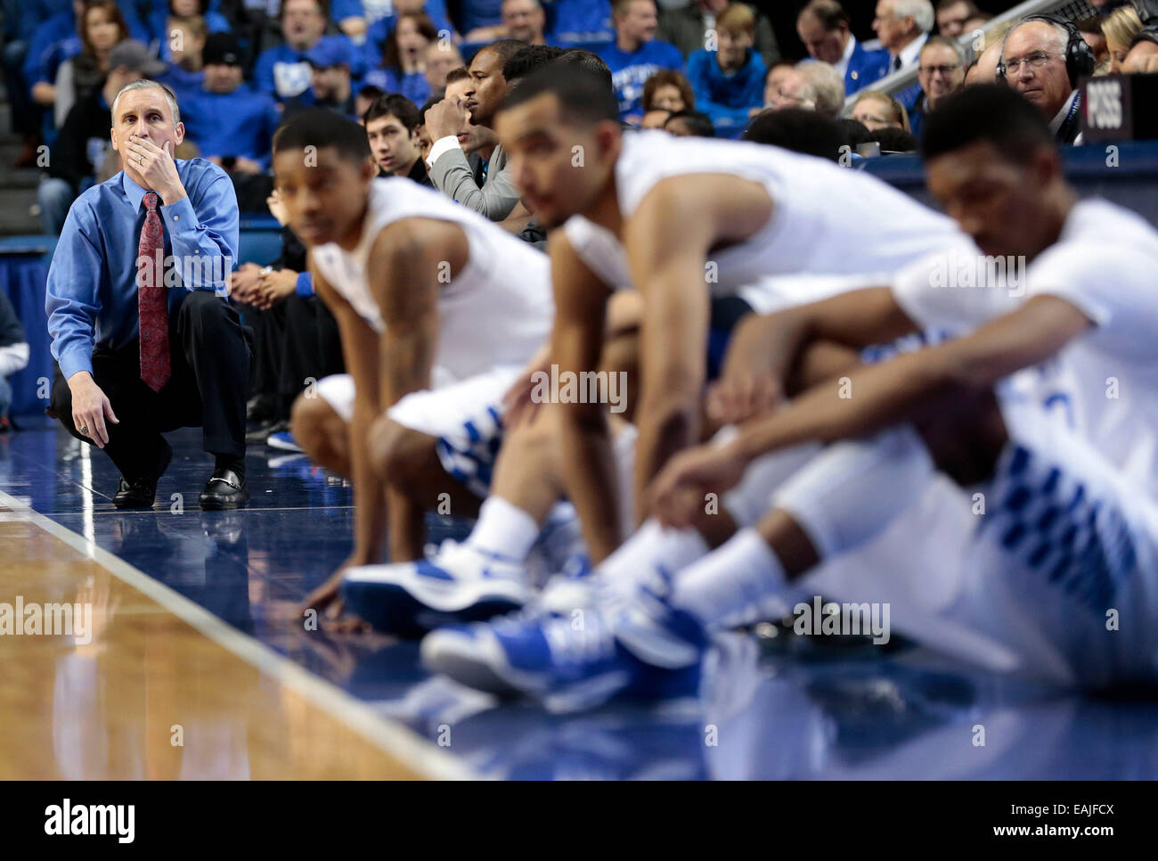 Nov. 16, 2014 - Lexington, KY, Stati Uniti d'America - Buffalo Bulls head coach Bobby Hurley guardato come un altro regno unito plotone preparati a entrare nel gioco come l'Università di Kentucky ha giocato l'Università di Buffalo in Rupp Arena di Lexington, KY., Domenica 16 Novembre, 2014. Questa è la seconda metà college basketball azione. Regno Unito ha vinto il 71-52. Foto di Charles Bertram | Personale. (Credito Immagine: © Lexington Herald-Leader/ZUMA filo) Foto Stock