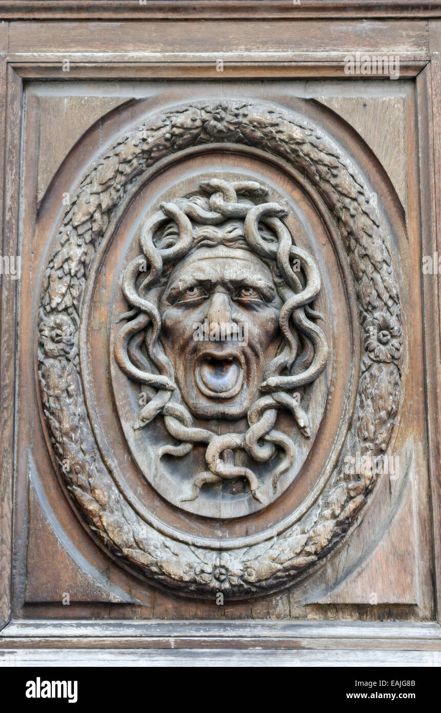 La famosa testa di Gorgone carving alle porte dell'Hôtel Amelot de Bisseuil, Rue Vielle du Temple, Parigi, Francia. Foto Stock