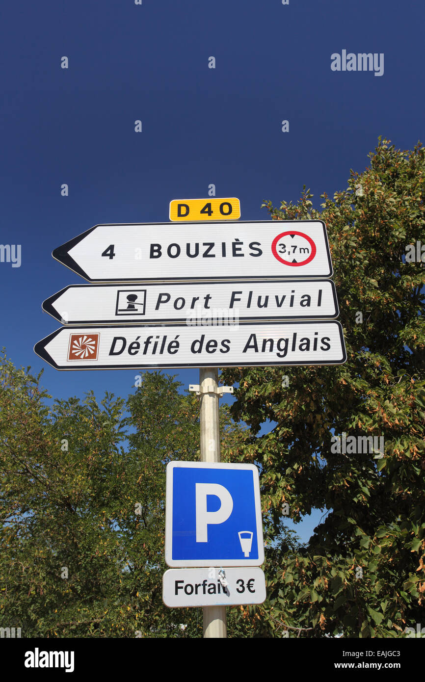 La segnaletica stradale per Bouzies e il porto fluviale a St Cirq Lapopie, Francia Foto Stock