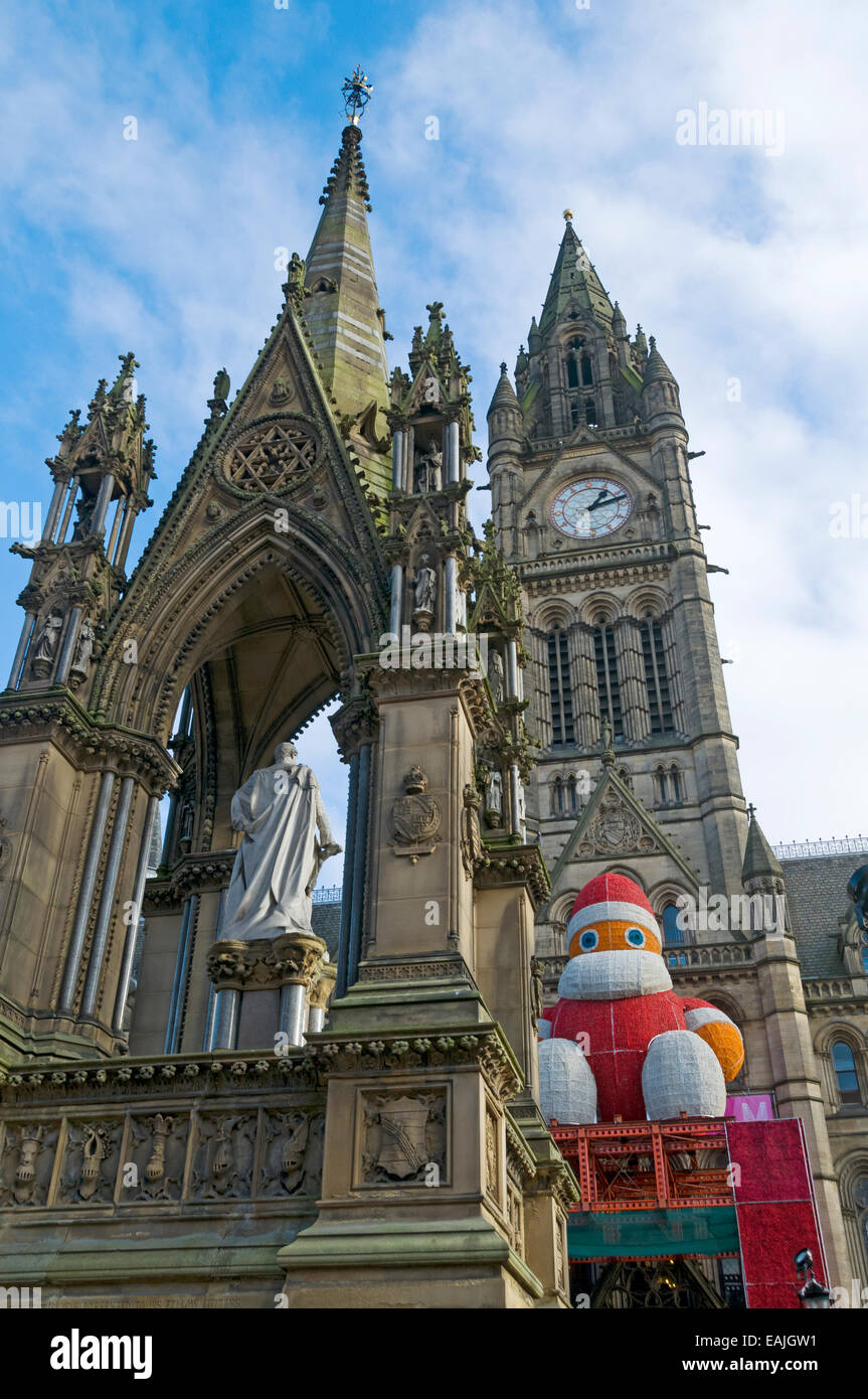 Babbo Natale al di fuori del Municipio con l'Albert Memorial in primo piano, Albert Square, Manchester, Inghilterra, Regno Unito Foto Stock
