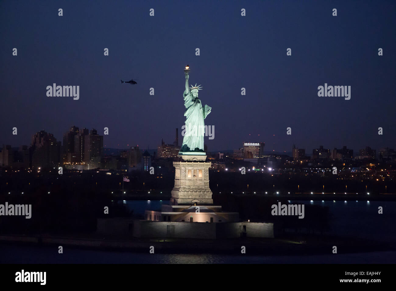 Foto notturna della statua della libertà nel porto di New York, New York, Stati Uniti d'America. Foto Stock