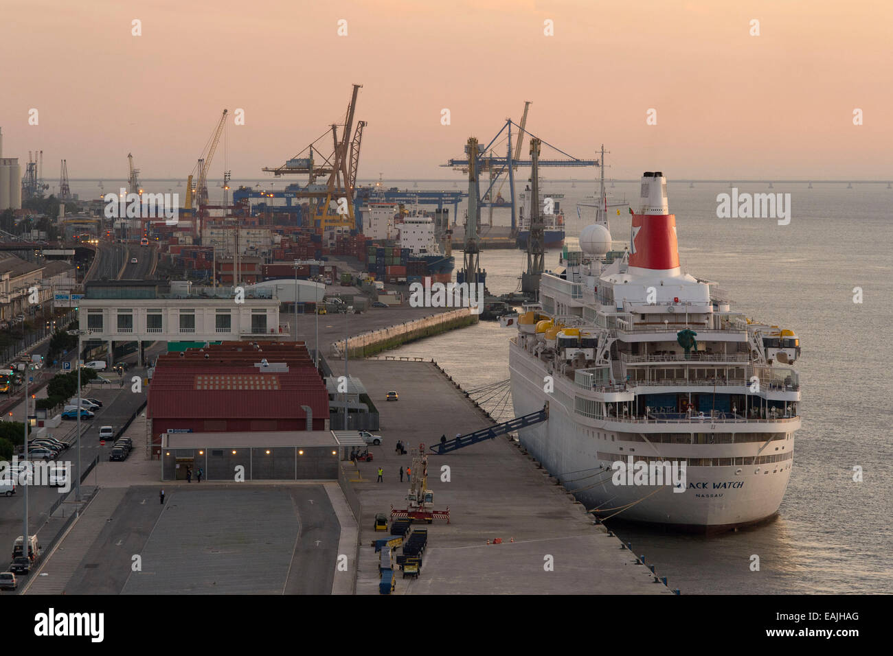 Lisbona cruise terminal port dock presso sunrise. Foto Stock