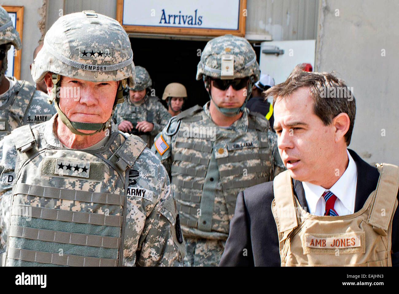 Noi presidente del Joint Chiefs generale Martin Dempsey è scortato da Ambasciatore in Iraq Stuart Jones a bordo di una UH-1 elicottero Novembre 15, 2014 a Baghdad, Iraq. Dempsey è in visita in Iraq per soddisfare con distribuito negli Stati Uniti i membri del servizio locale e leadership irachena. Foto Stock