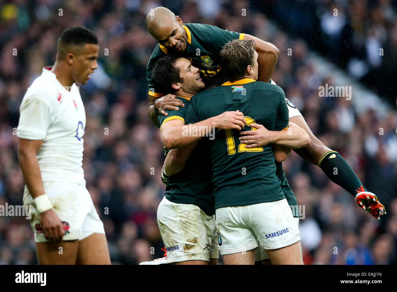 Londra, Regno Unito. Xv Nov, 2014. Sud Africa Jan Serfontein celebra il suo punteggio del lato 1a provare mentre l Inghilterra Anthony Watson, chi sta iniziando la sua prima partita, guarda sconsolato - Autunno QBE intenzionali - Inghilterra vs Sud Africa - Twickenham Stadium - Londra - 15/11/2014 - Pic Charlie Forgham-Bailey/Sportimage. © csm/Alamy Live News Foto Stock