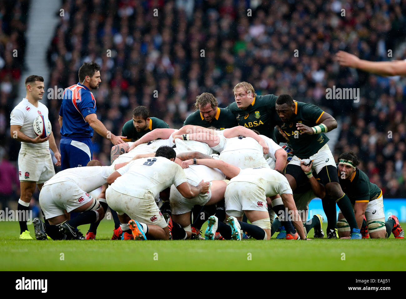 Londra, Regno Unito. Xv Nov, 2014. Un scrum pacchi verso il basso - Autunno QBE intenzionali - Inghilterra vs Sud Africa - Twickenham Stadium - Londra - 15/11/2014 - Pic Charlie Forgham-Bailey/Sportimage. © csm/Alamy Live News Foto Stock