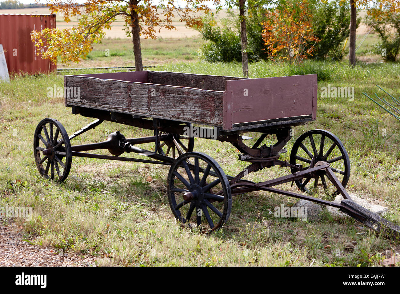 Il vecchio di legno e metallo farm carro dal veicolo ruote e assale nella depressione era leader del Saskatchewan, Canada Foto Stock