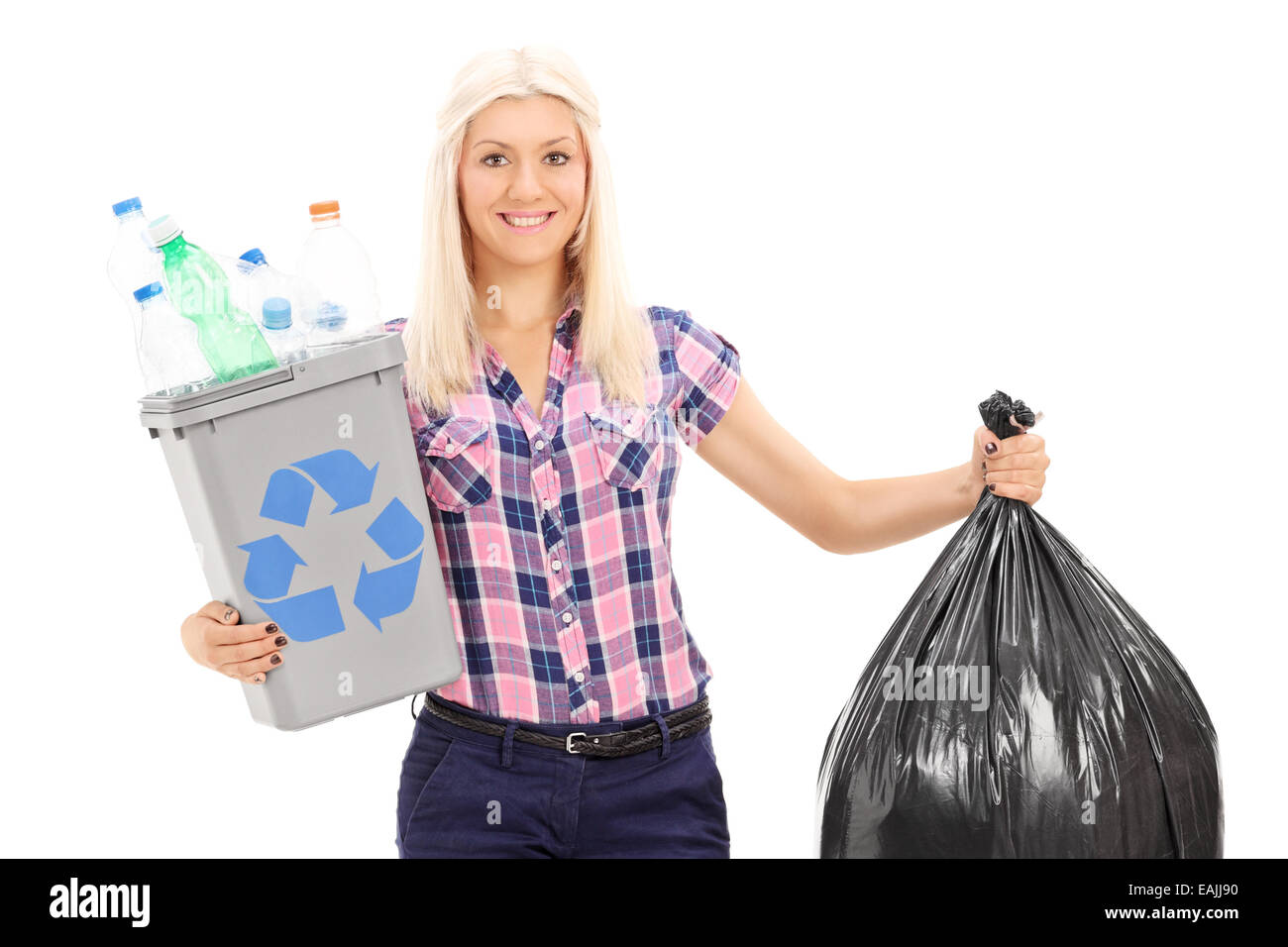 Donna che mantiene un cestino e un sacchetto dell'immondizia isolati su sfondo bianco Foto Stock