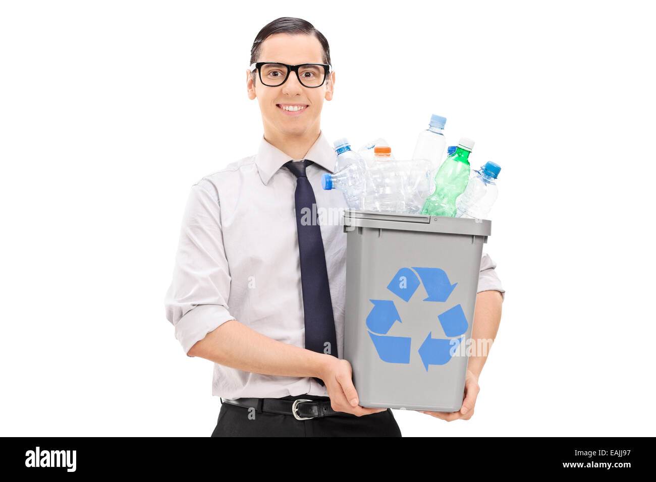 Giovane uomo tenendo un cestino pieno di bottiglie in plastica isolato su sfondo bianco Foto Stock