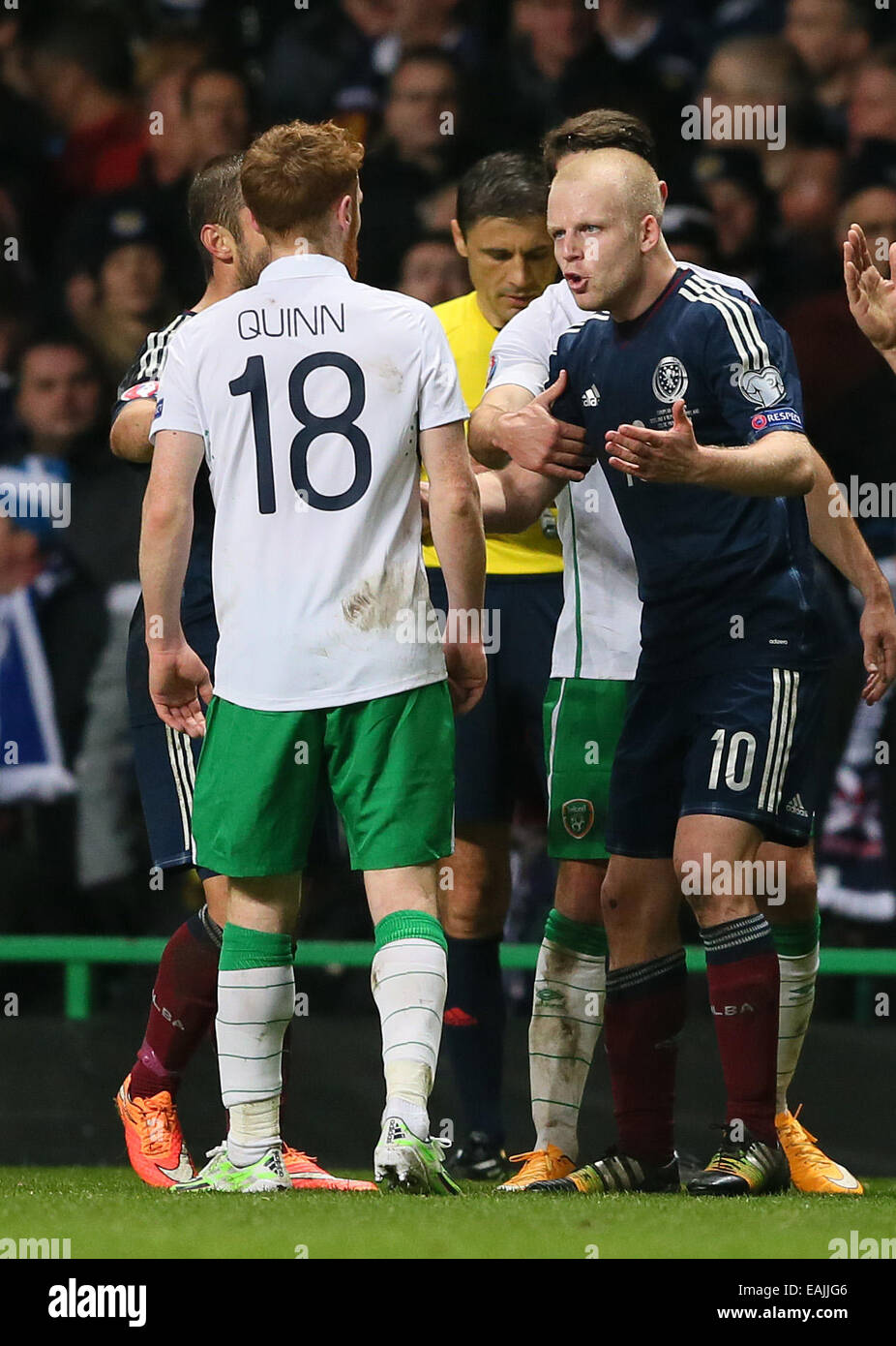 Glasgow, Regno Unito. Xiv Nov, 2014. Steven Naismith della Scozia sfide Stephen Quinn di Irlanda - UEFA EURO 2016 Qualifier - Scozia vs Repubblica di Irlanda - Celtic Park Stadium - Glasgow - Scozia - XIV Novembre 2014 - Picture Simon Bellis/Sportimage. © csm/Alamy Live News Foto Stock