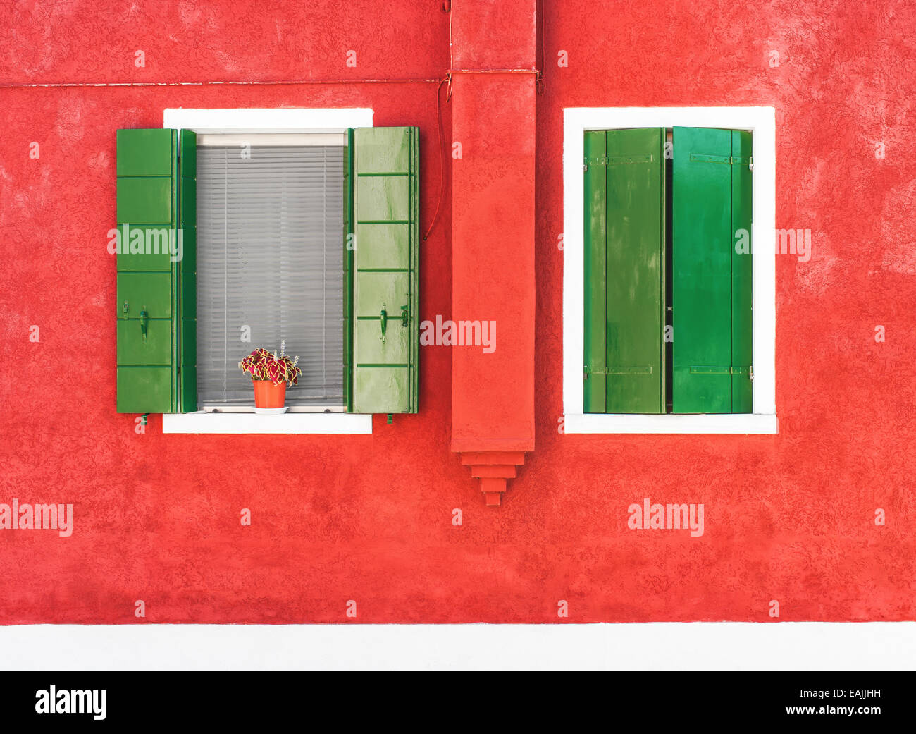 Aperto e chiuso di windows su una casa a Burano, Italia. Foto Stock