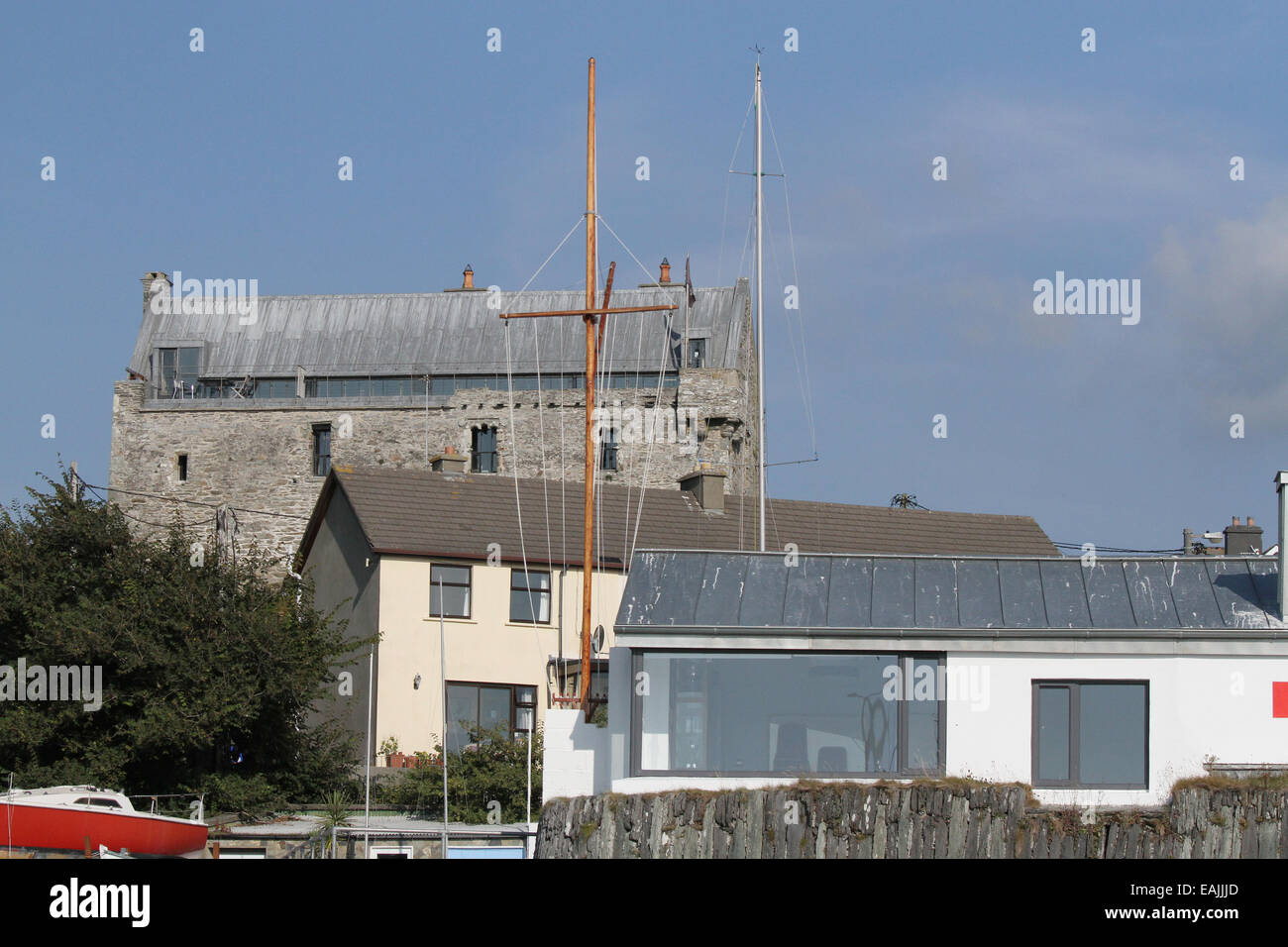 Baltimore Sailing Club (anteriore destro) con Dún na Séad castello in background a Baltimore West Cork in Irlanda Foto Stock
