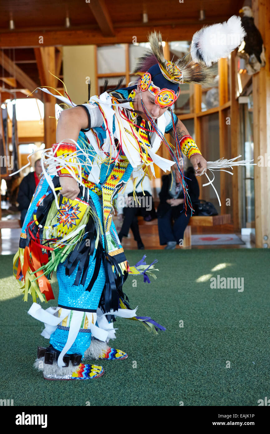 Le prime nazioni grassdancer a Wanuskewin heritage park saskatoon Saskatchewan Canada Foto Stock