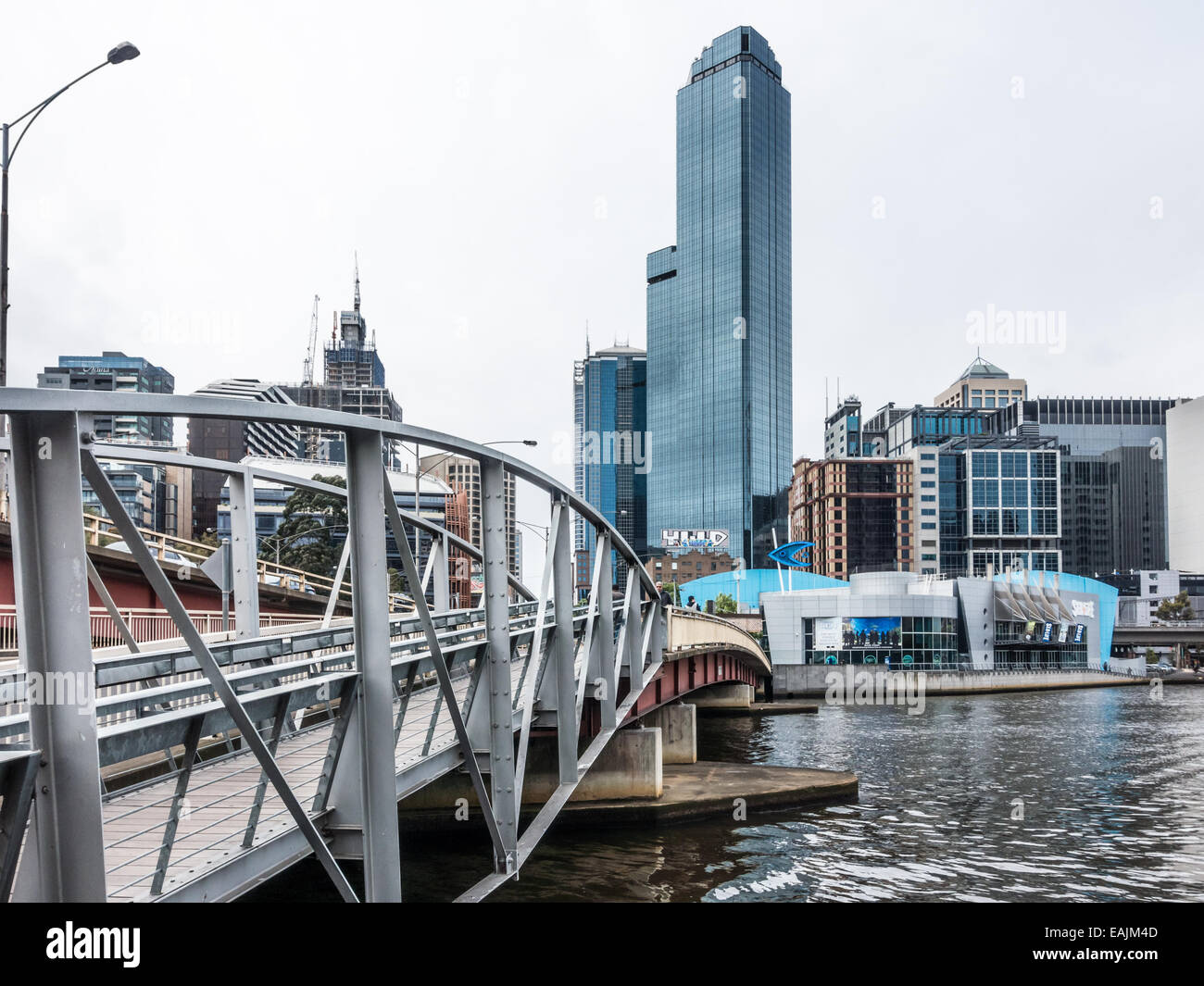 Ponte pedonale di fronte fiume Yarra a Southbank, Melbourne. Foto Stock