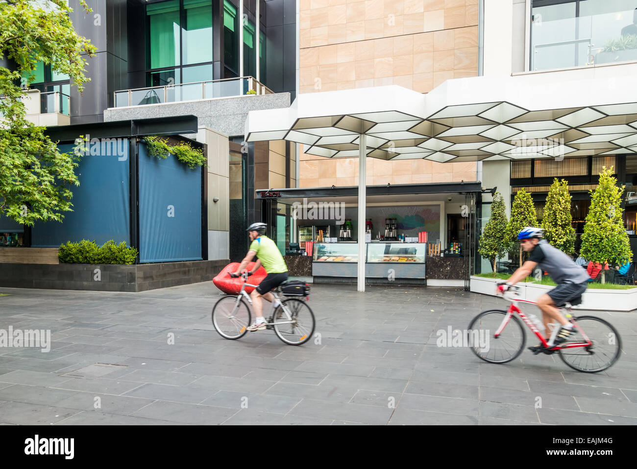 Maschio piloti bicicletta equitazione lungo la passeggiata di Southbank, sul Fiume Yarra, Melbourne. Foto Stock