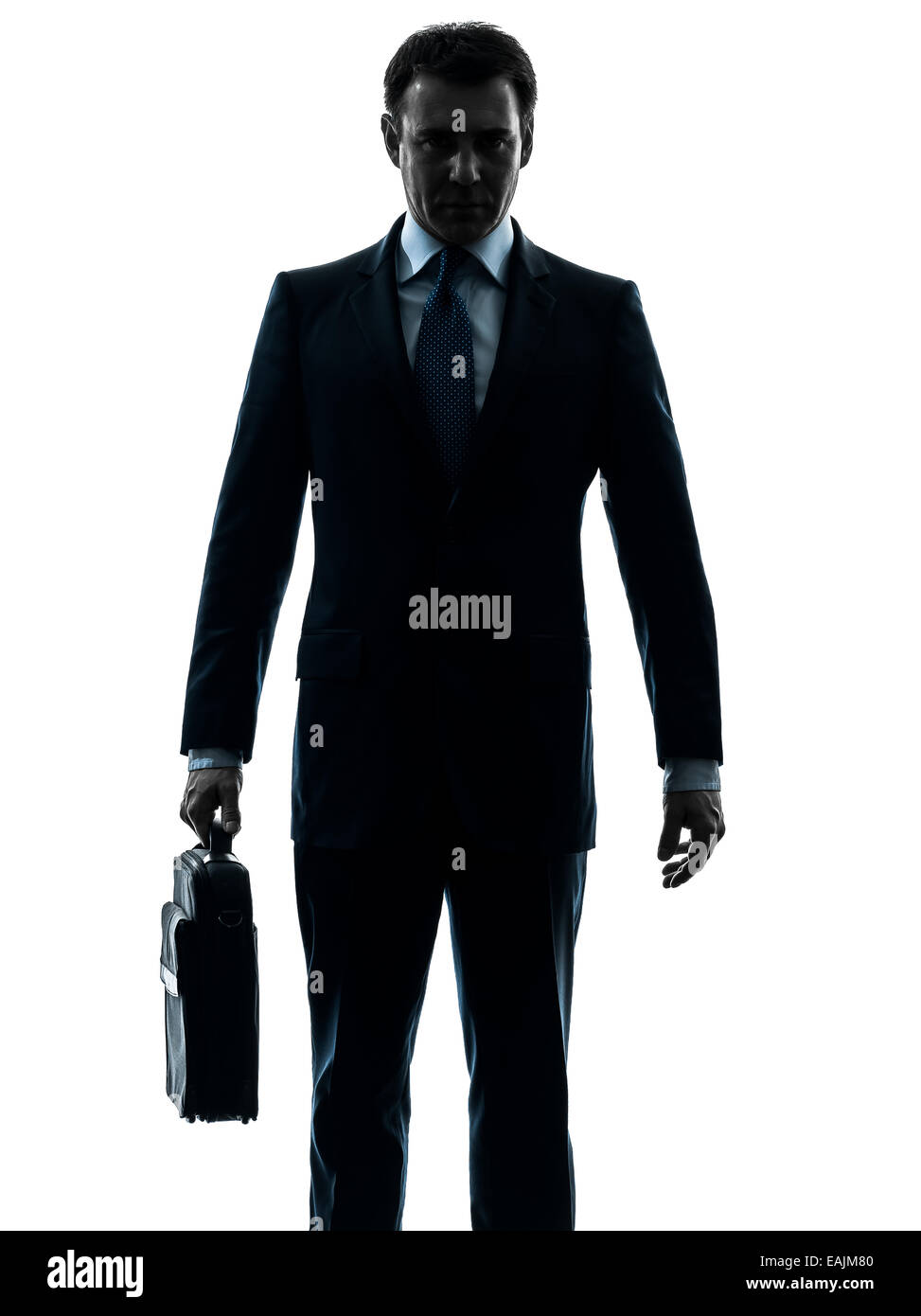 Un uomo d'affari seri valigetta di contenimento in silhouette studio isolato su sfondo bianco Foto Stock