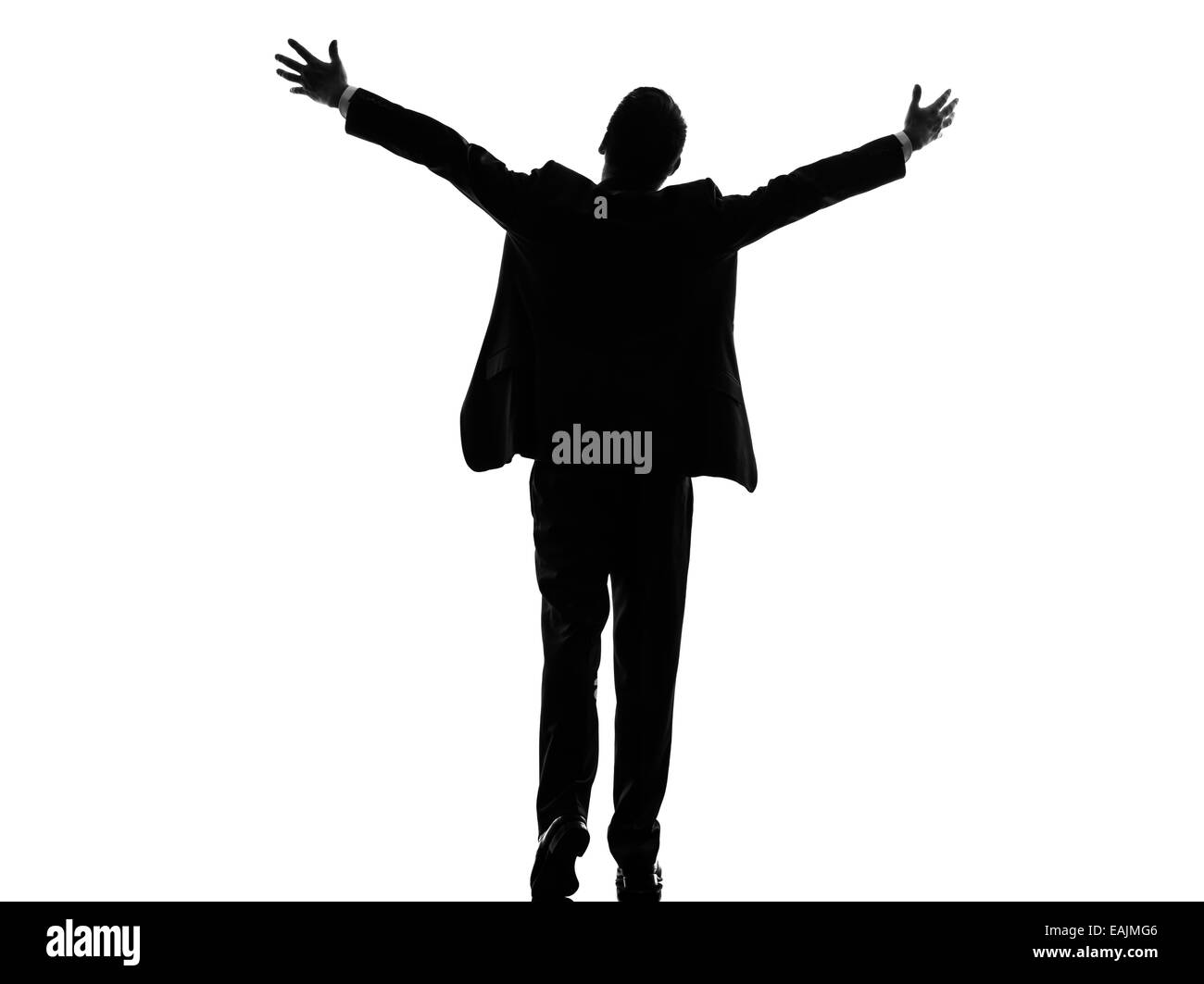 Un caucasian business man vista posteriore indietro braccia tese in silhouette su sfondo bianco Foto Stock