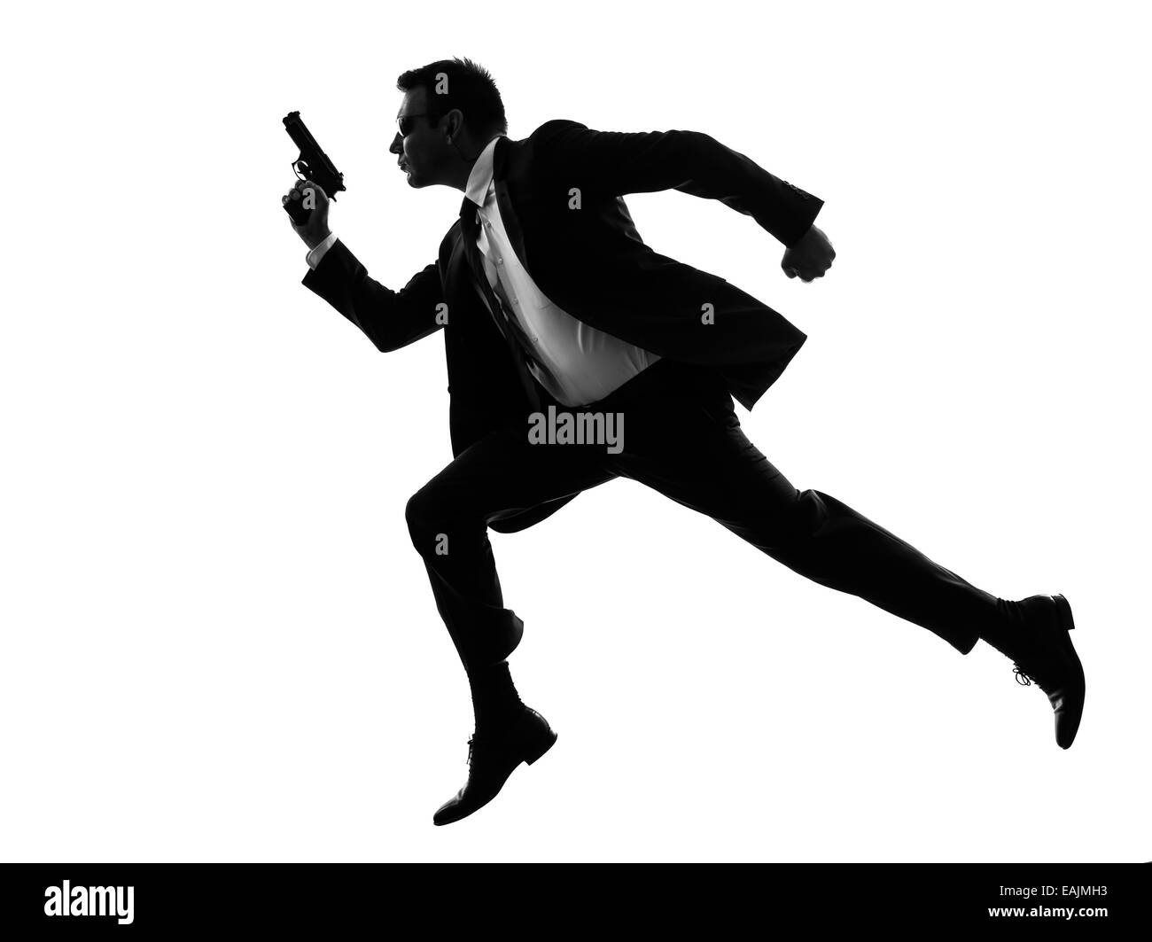 Un uomo caucasico in esecuzione con pistola in silhouette su sfondo bianco Foto Stock