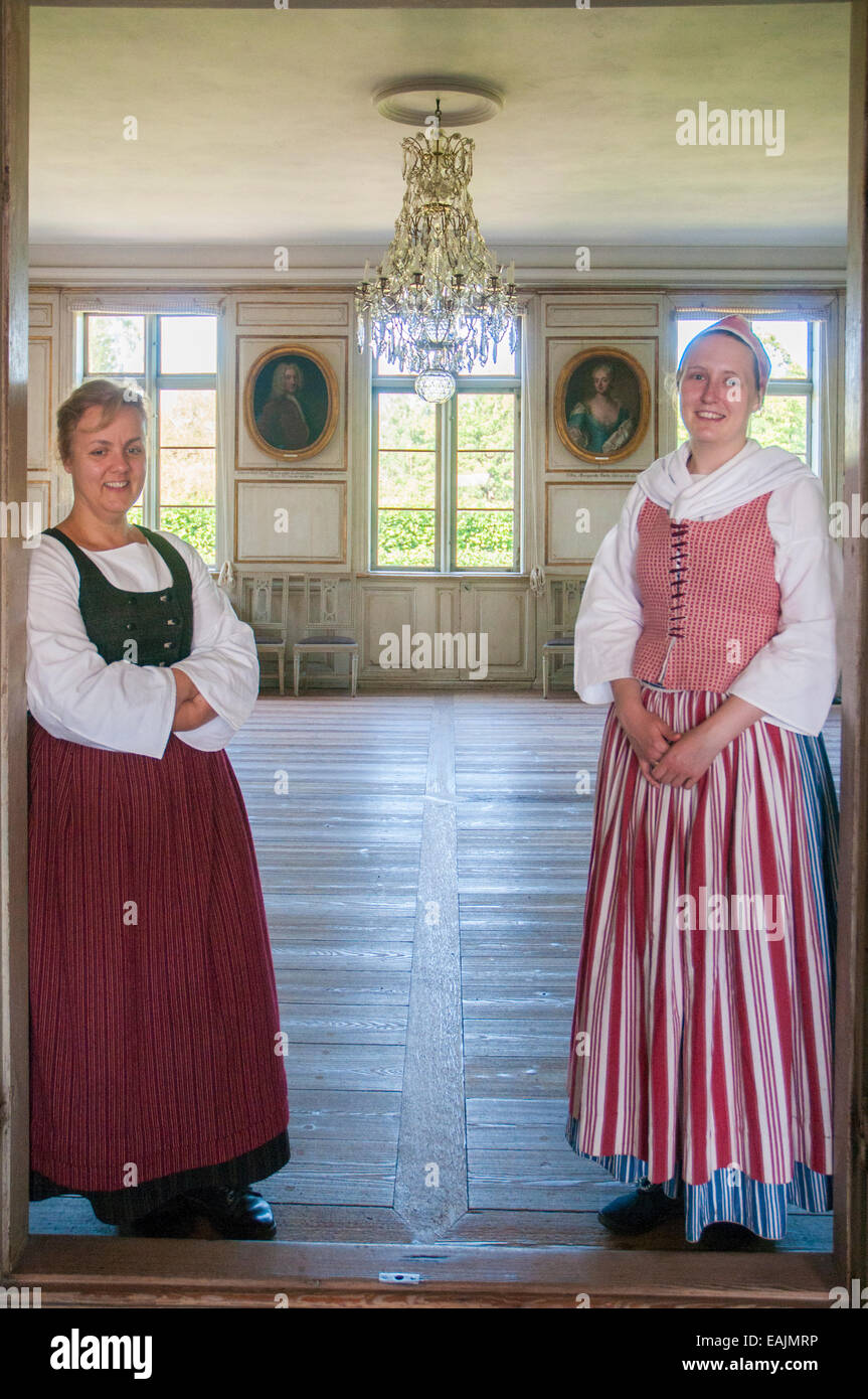 Hostess in costume a Skogaholm Manor, una nobile famiglia's Country Estate ri-creato a Skansen Folk Village, Stoccolma Foto Stock