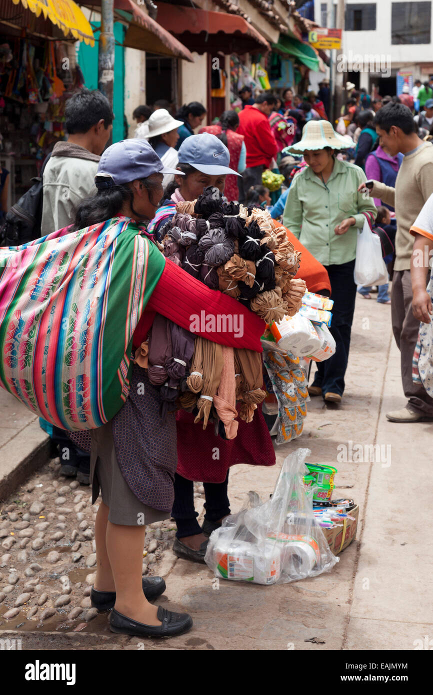 Strada di commercianti che vendono collant nell'area mercato di Cusco,  Cuzco, Perù, Sud America Foto stock - Alamy