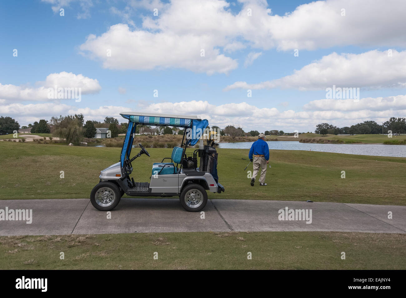 Gli anziani fuori sul campo da golf di villaggi, Florida. Una delle più grandi comunità di pensione in Florida centrale USA Foto Stock
