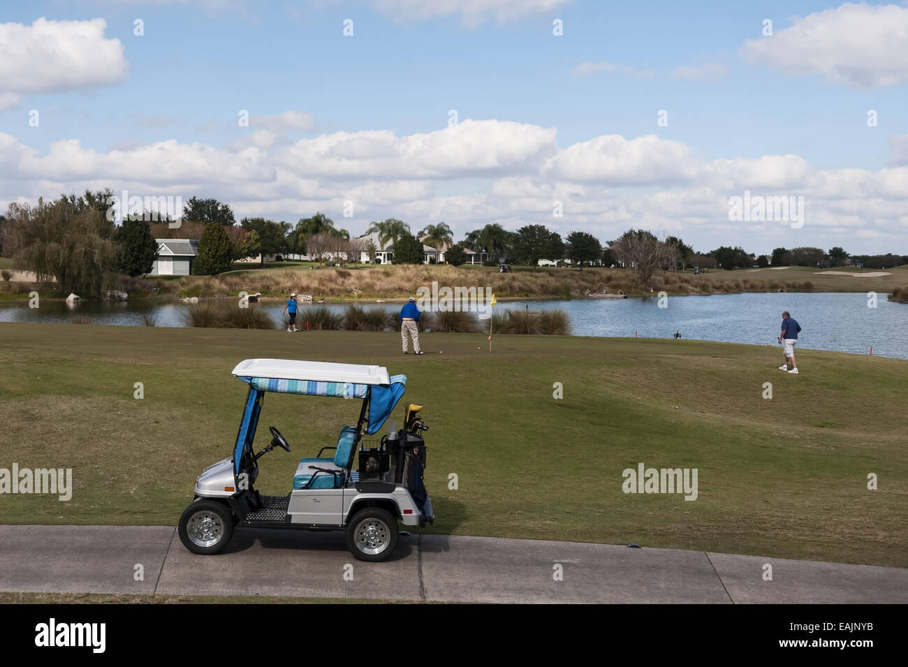 Gli anziani fuori sul campo da golf di villaggi, Florida. Una delle più grandi comunità di pensione in Florida centrale USA Foto Stock